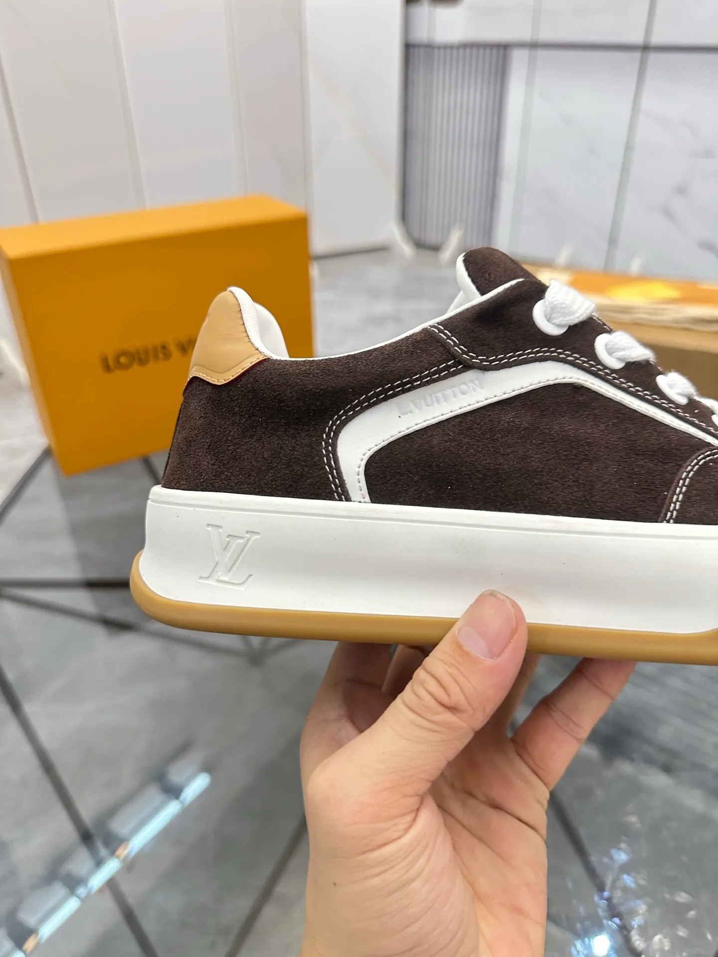Men's shoes for sale 💰: 💰P660¥ Top quality Comes with airplane case Product trademark: LV* "Louis Vuitton*" low-top casual shoes Regular size: 35-44 (can be customized to 45) Couple style Product materials: imported nubuck leather upper, sheepskin lining, original outsole. Number: 819